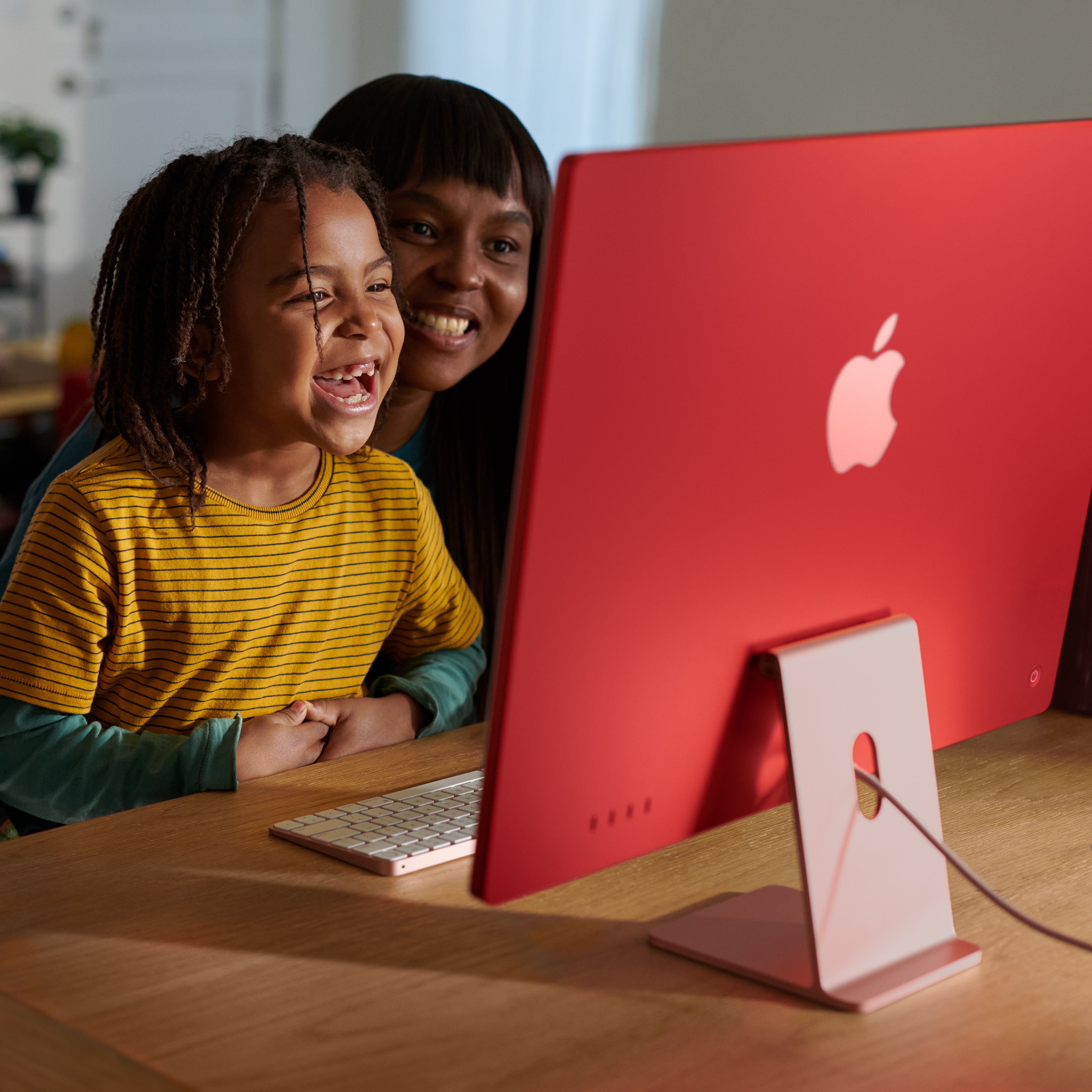 24-inch iMac with Apple M4 / 10-core / 32GB Memory / 512GB